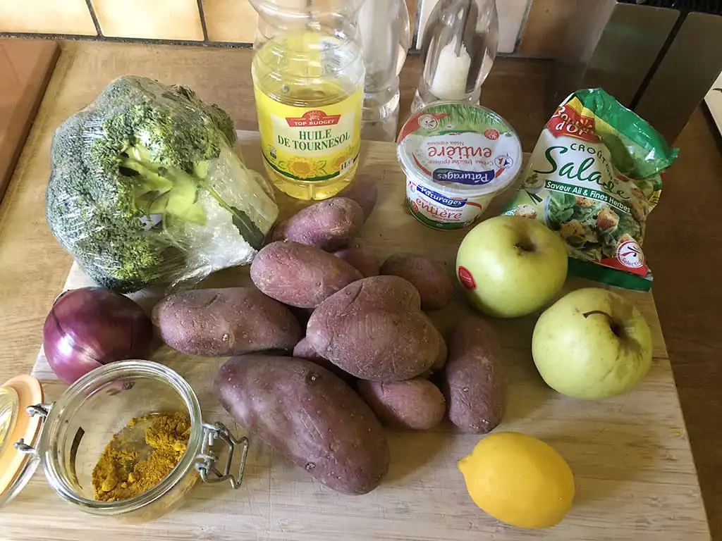 Rode aardappelsalade met broccoli en kerrie ingrediënten