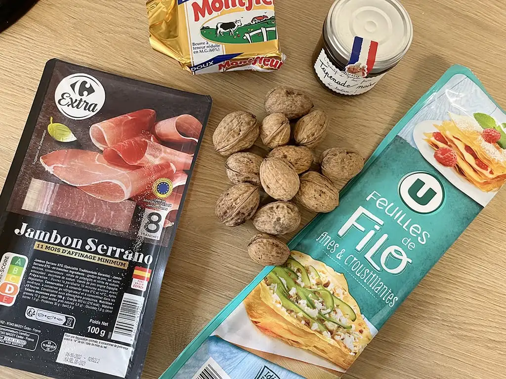 Filodeegrolletjes met olijventapenade ingrediënten