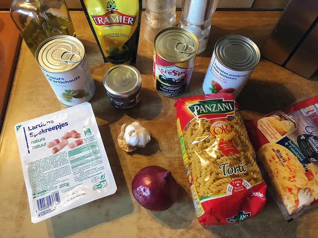 Pasta met olijven en artisjok ingrediënten