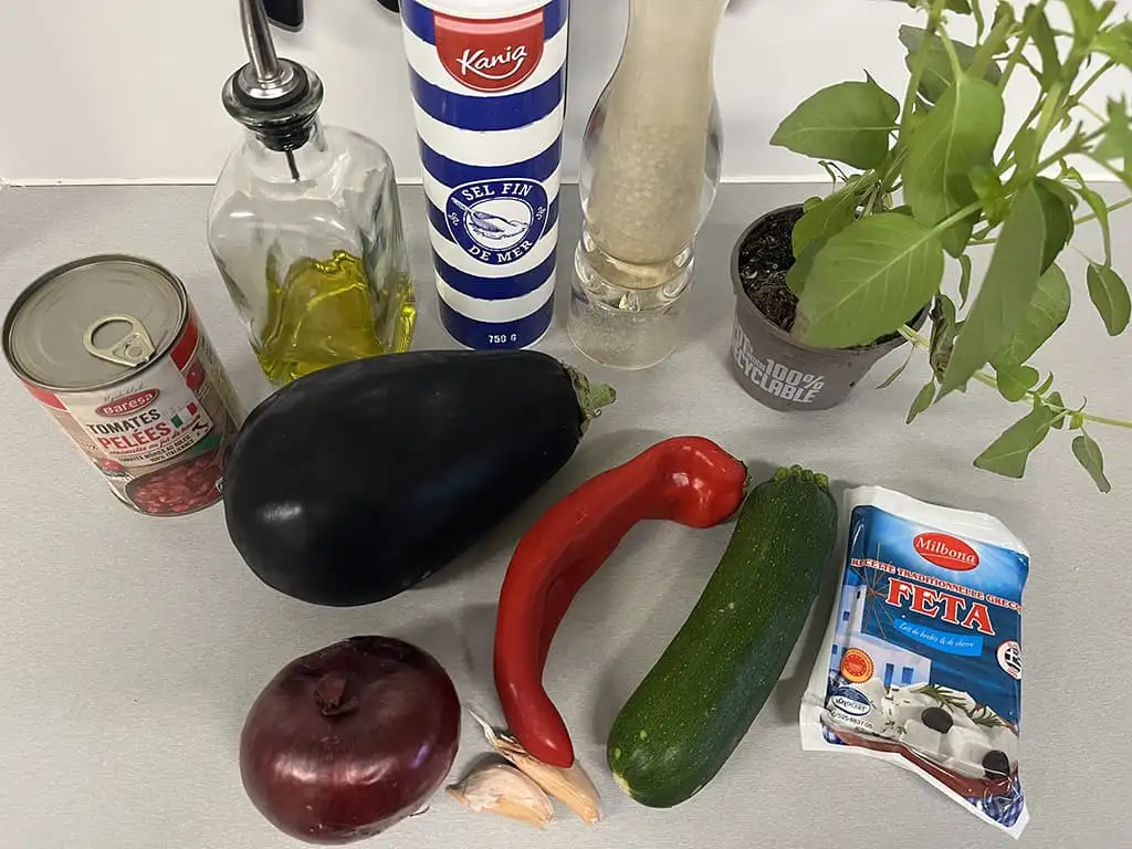 Gevulde aubergine met ratatouille ingrediënten