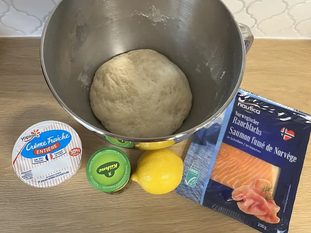 Pizza met zalm ingrediënten