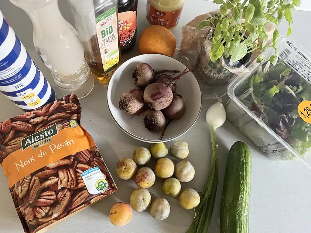 Rode bieten salade met pruimen ingrediënten