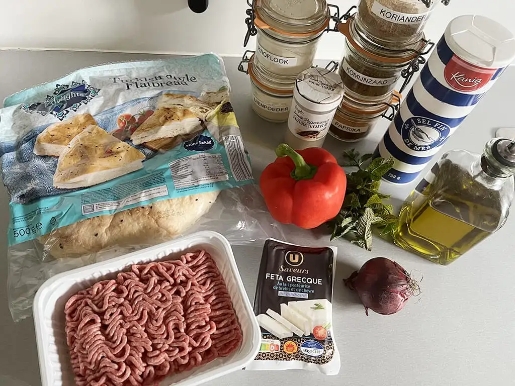 Turks brood gevuld met gehakt ingrediënten