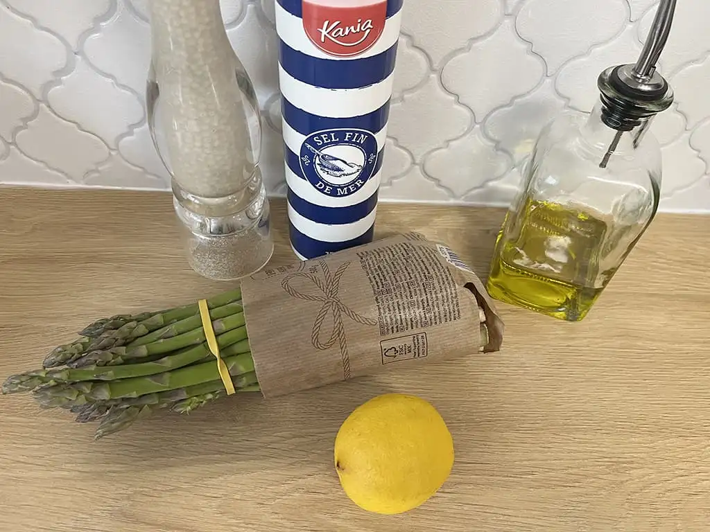 Groene asperges van de BBQ ingrediënten