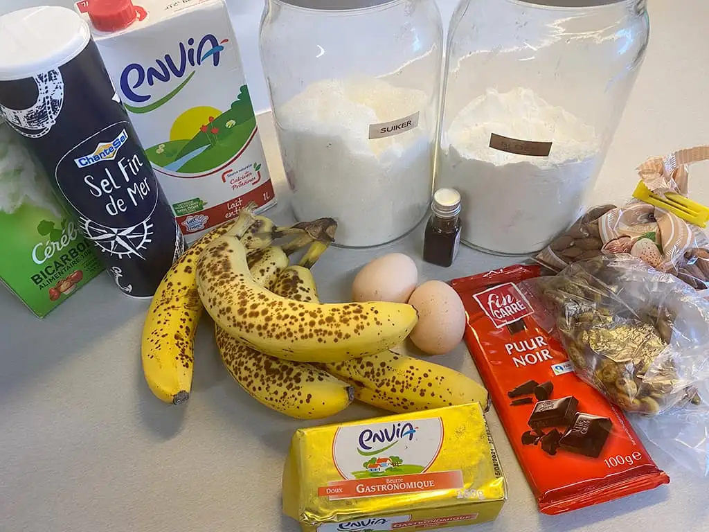Bananenbrood met noten en chocolade ingrediënten