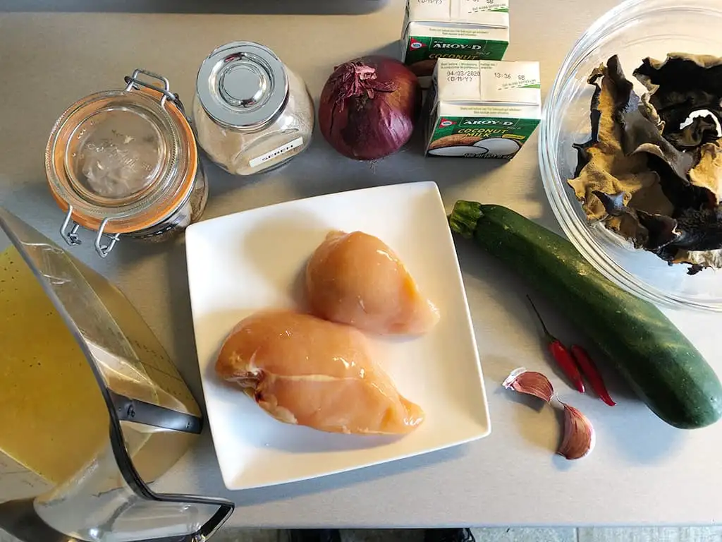 Pittige kokossoep met zwarte paddenstoelen ingrediënten