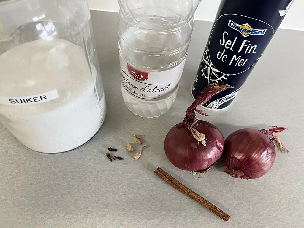 Indiase ingelegde uien ingrediënten