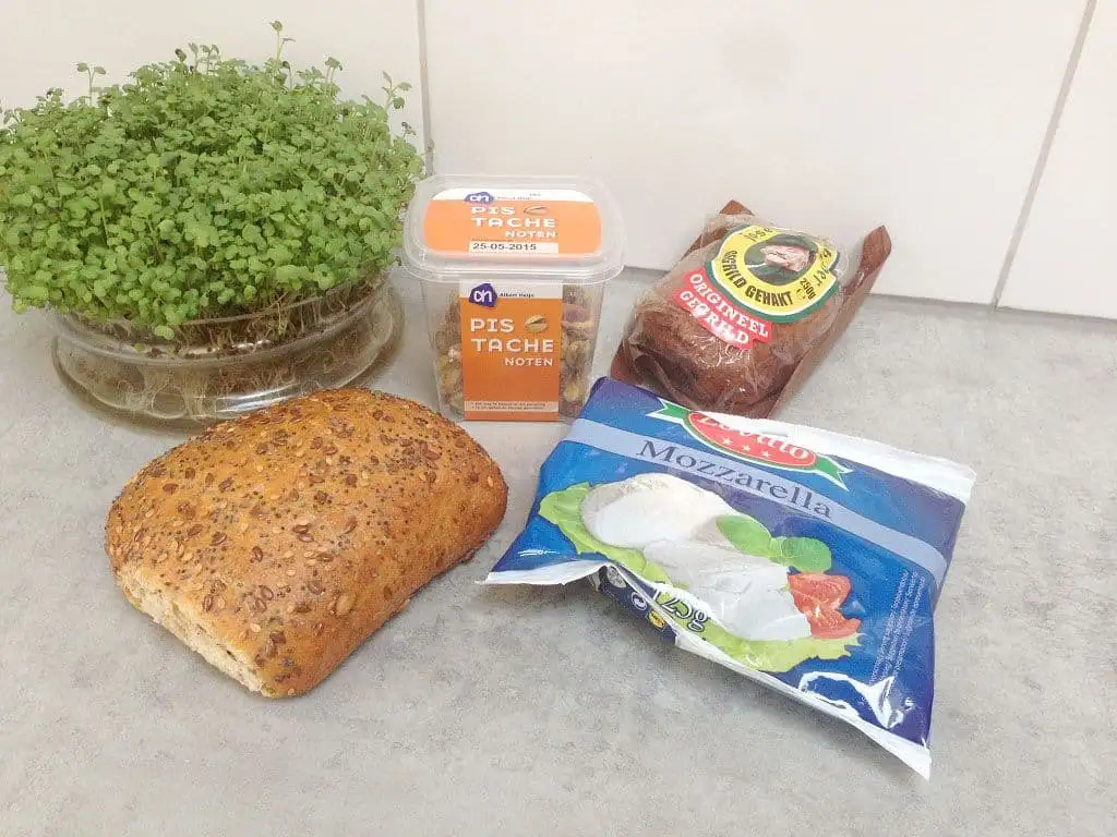 Broodje gegrild gehakt en mozzarella ingrediënten