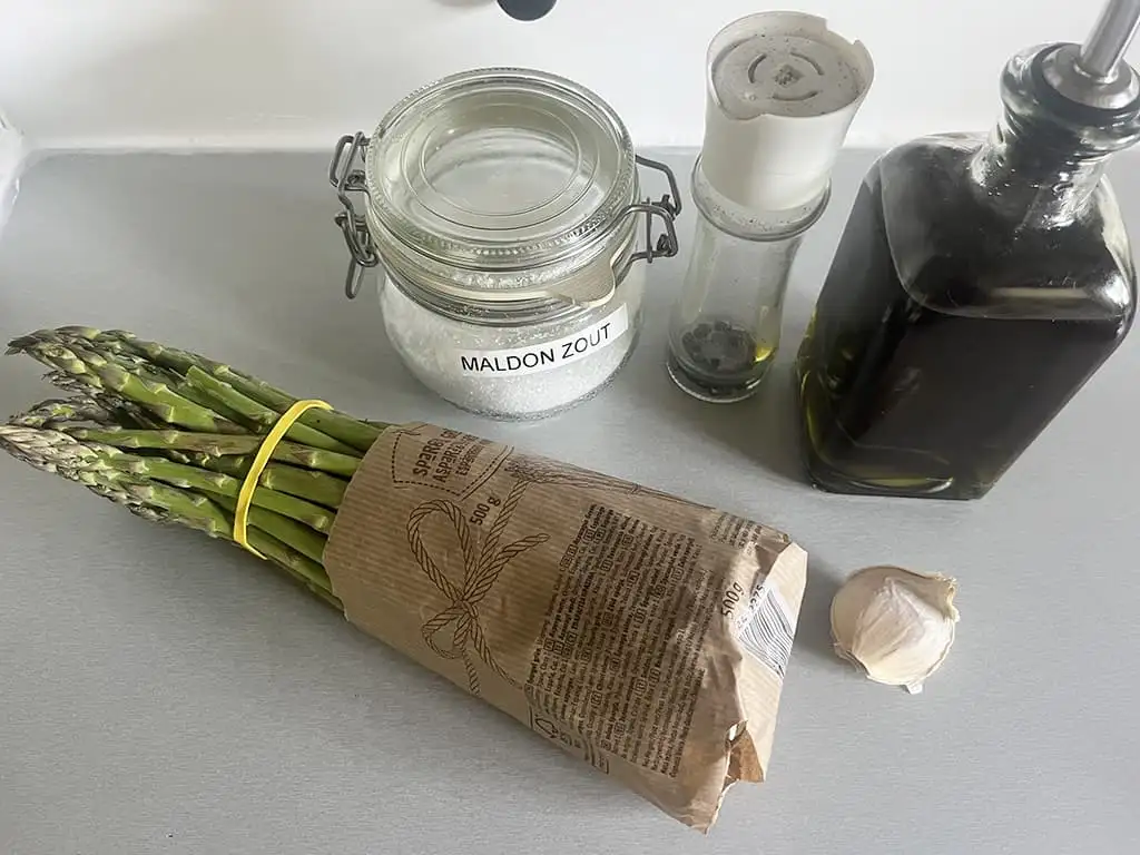Groene asperges bakken ingrediënten