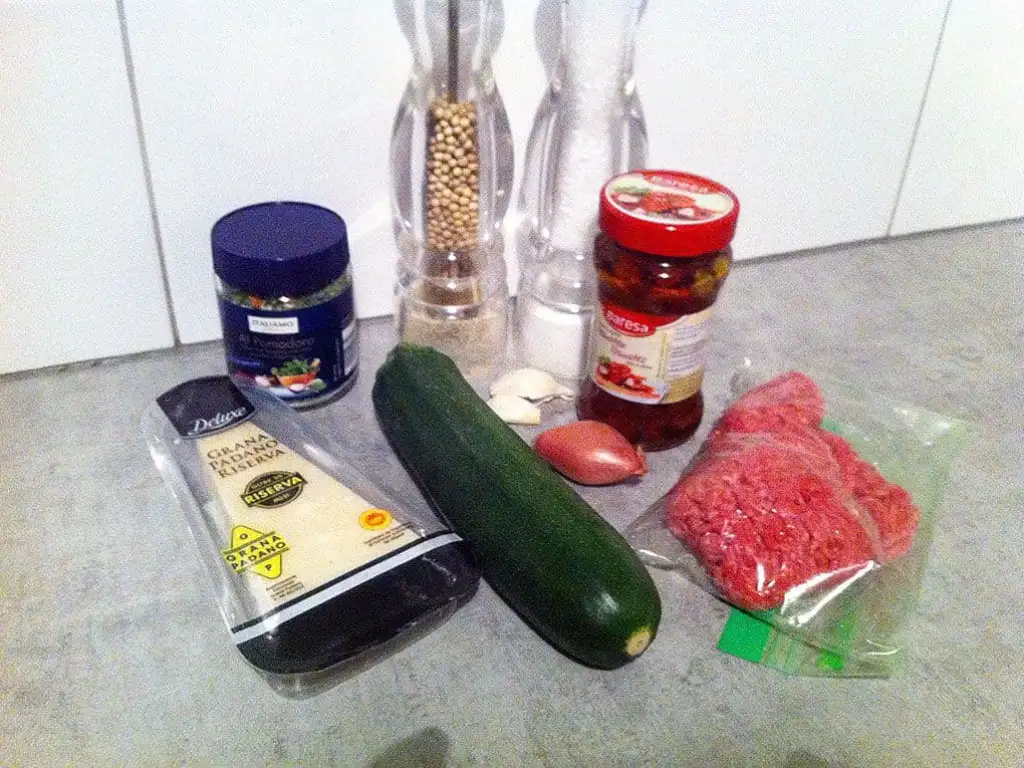 Courgettebootjes gevuld met gehakt ingrediënten