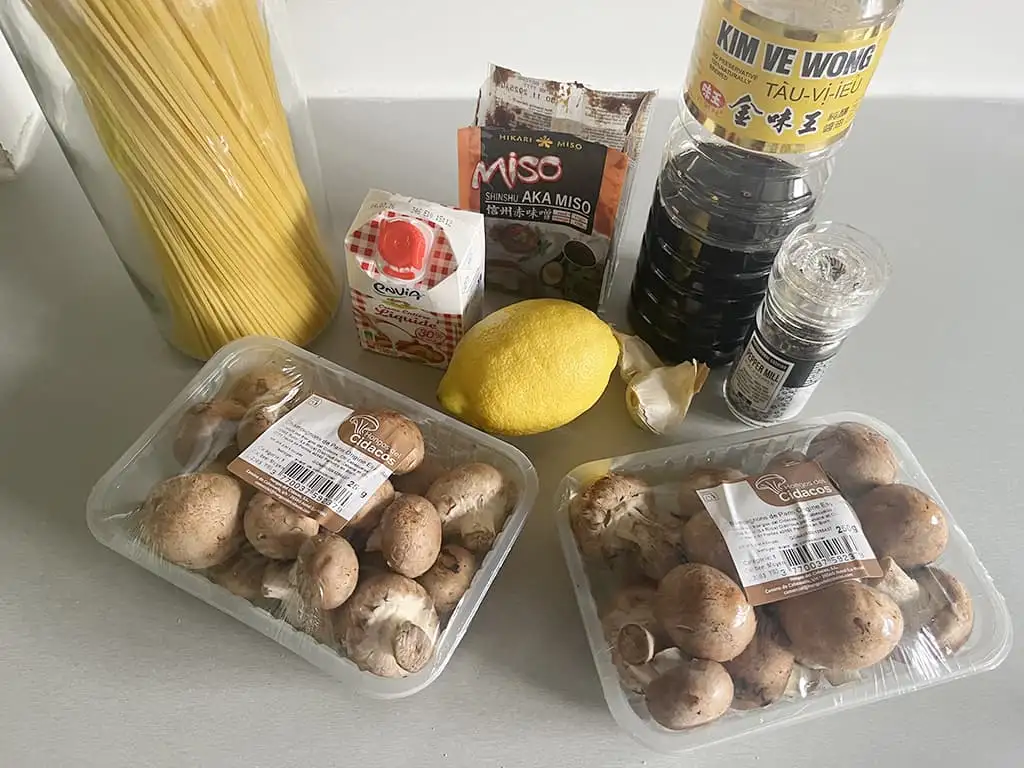 Romige miso pasta met champignons ingrediënten