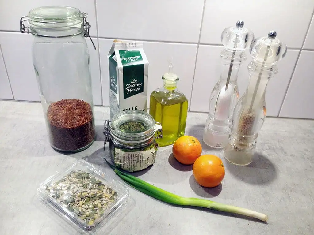 Rode rijstsalade met sinaasappel ingrediënten