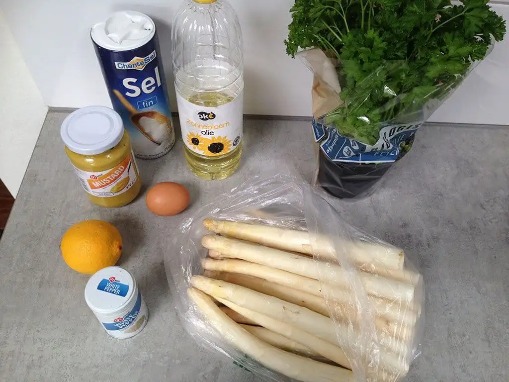 Witte asperges met koude Franse mousselinesaus ingrediënten