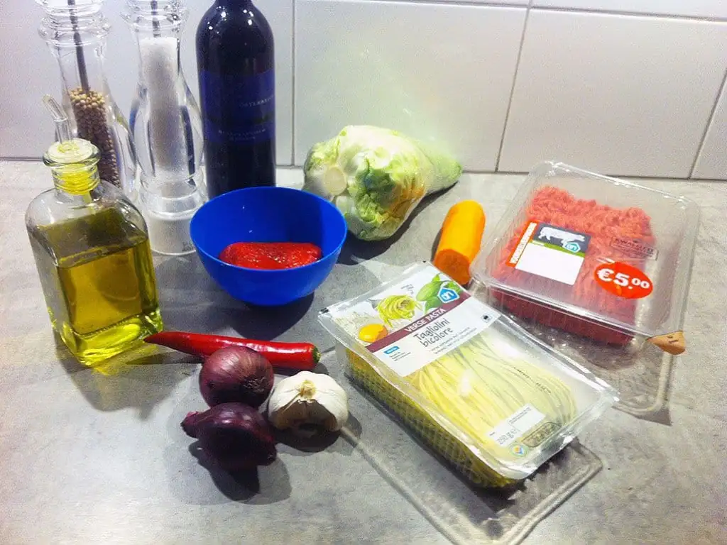 Pasta met geroosterde paprika en gehakt ingrediënten