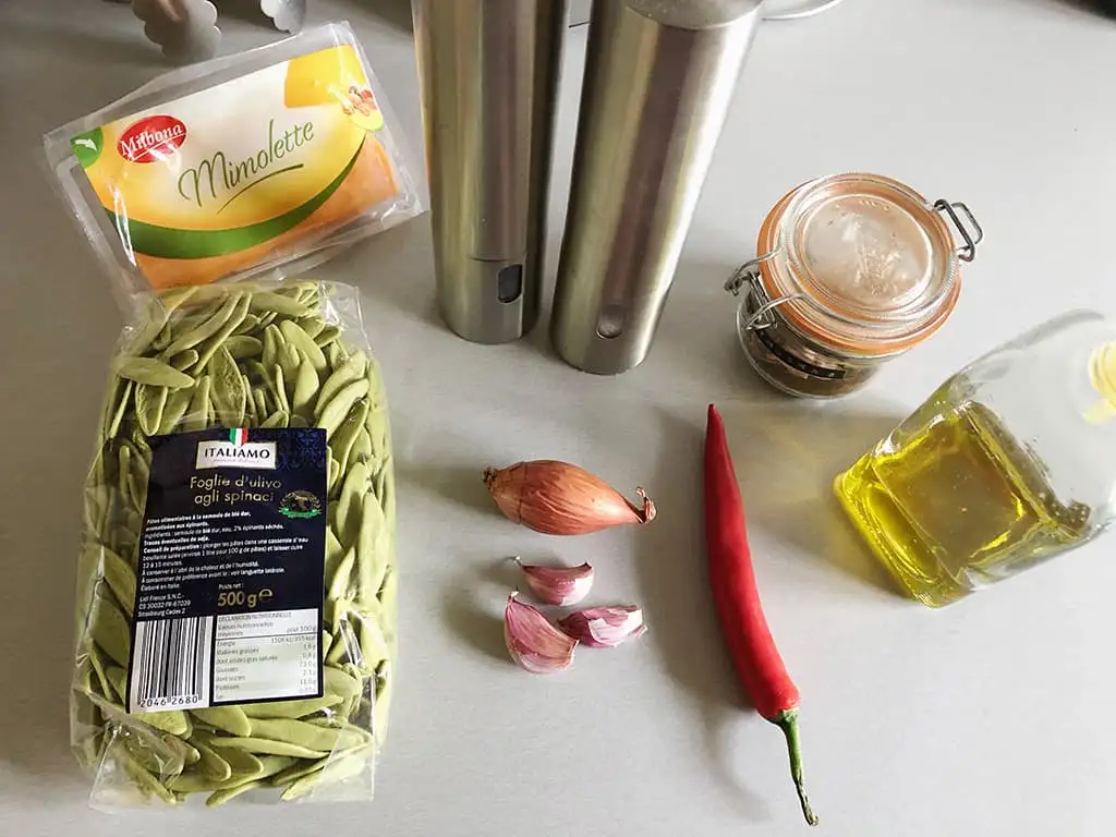 Spinazie pasta met knoflook ingrediënten
