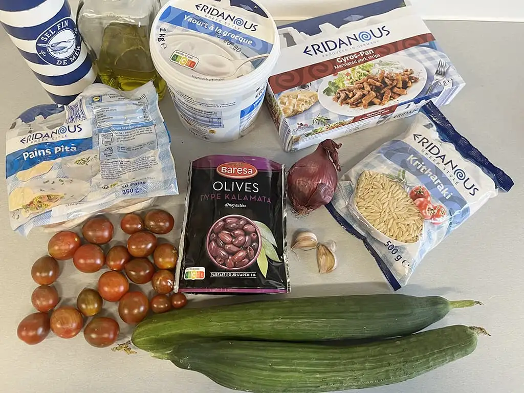 Griekse bowl met gyros en tzatziki ingrediënten