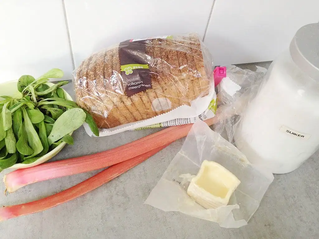 Sandwich met gegrilde rabarber en carre d'ambre ingrediënten