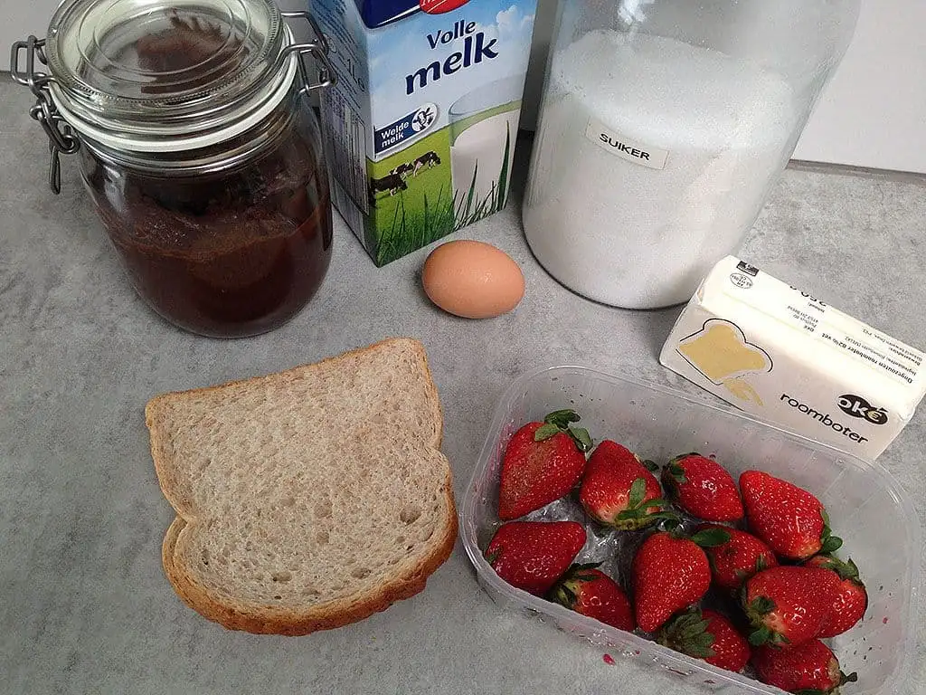 Wentelteefjes met zelfgemaakte nutella en aardbeien ingrediënten