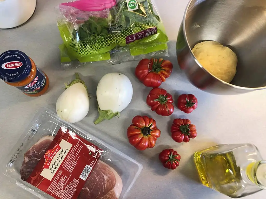 Piadina met tomaat en gegrilde aubergine ingrediënten