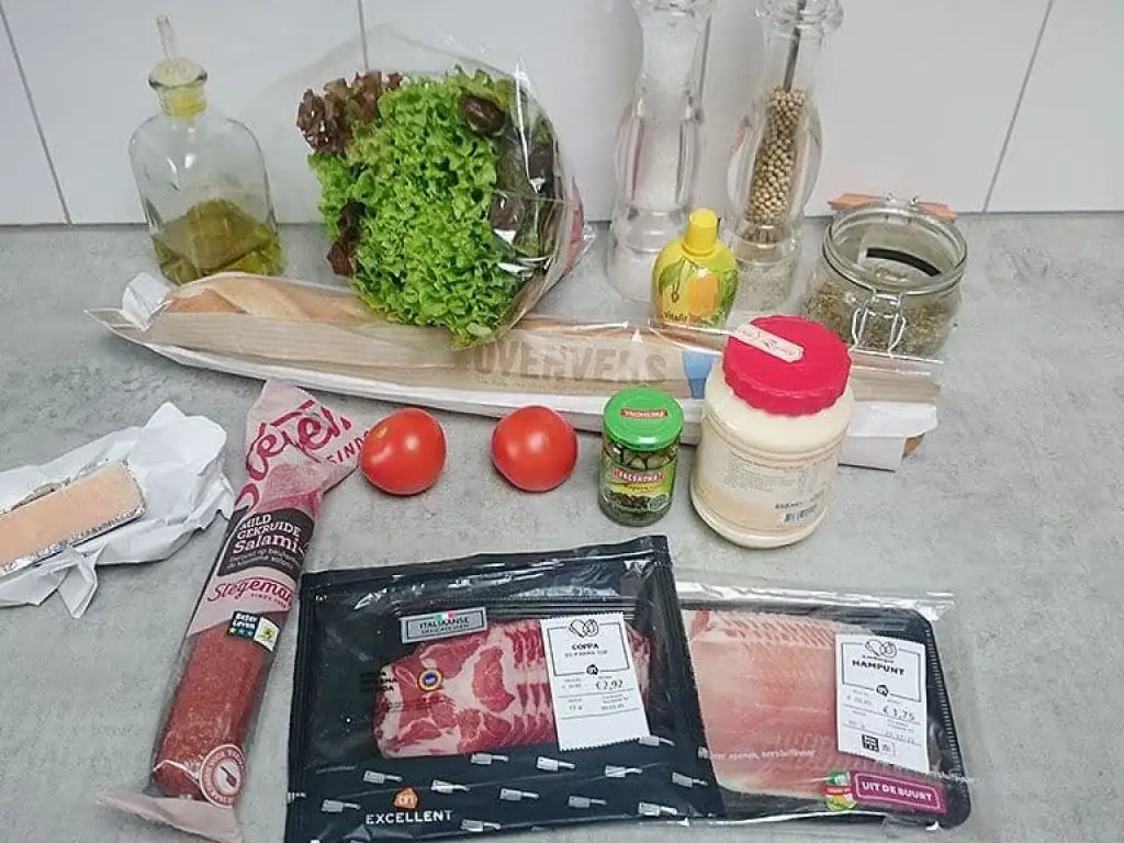 Italiaanse sandwich met 3 soorten vlees ingrediënten