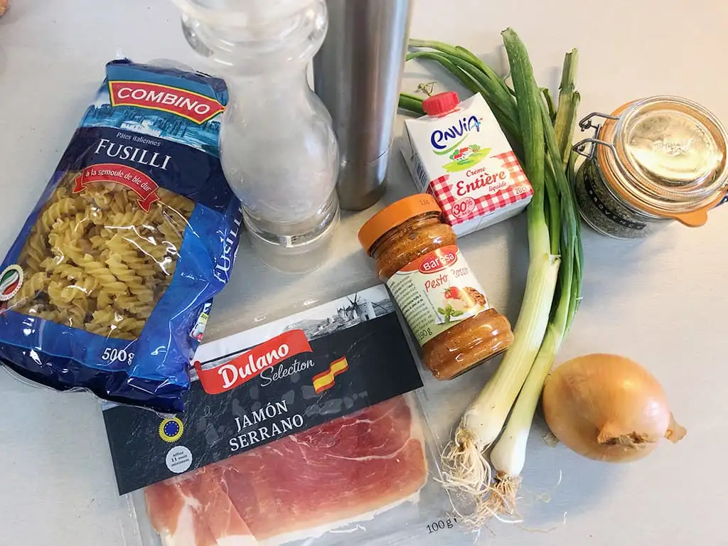 Rode pesto pasta met serrano ham ingrediënten