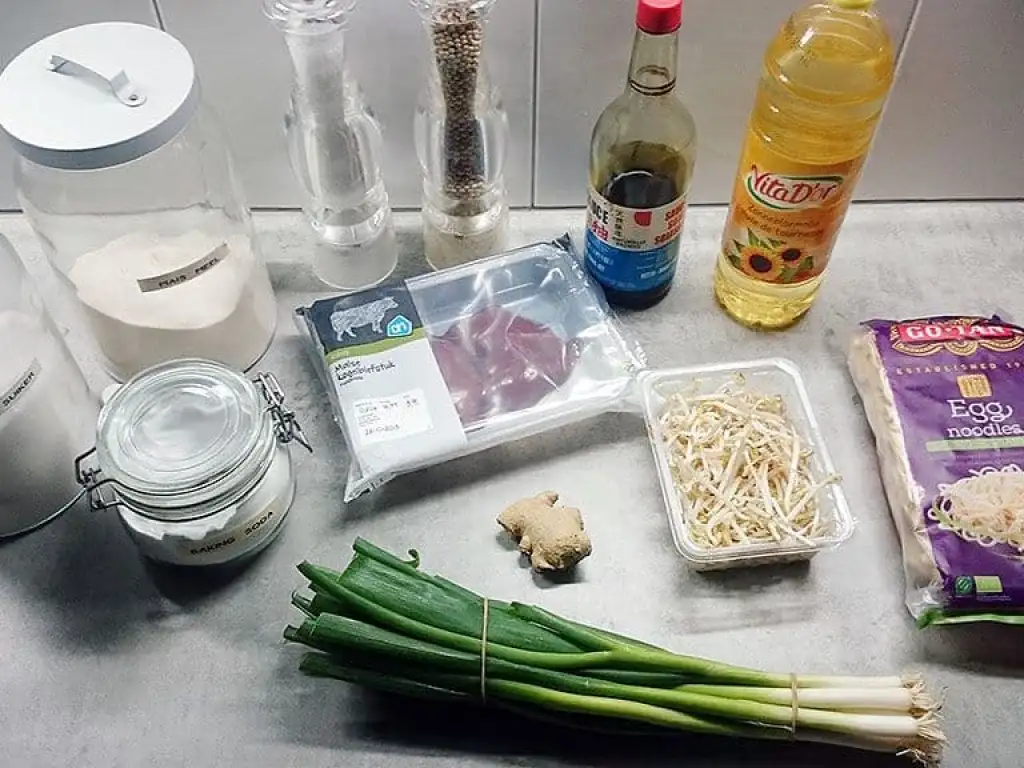 Roergebakken biefstuk met noedels en groenten ingrediënten