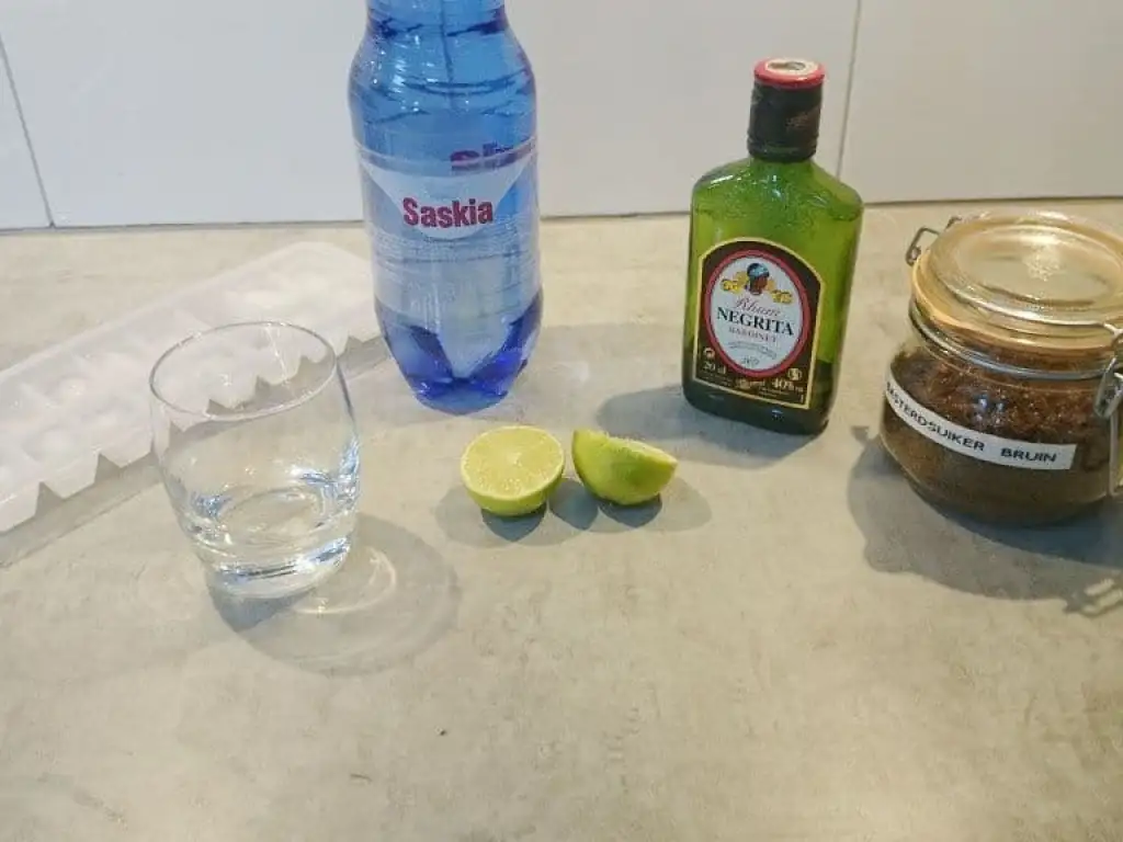 Rum, limoen en bruine suiker cocktail ingrediënten