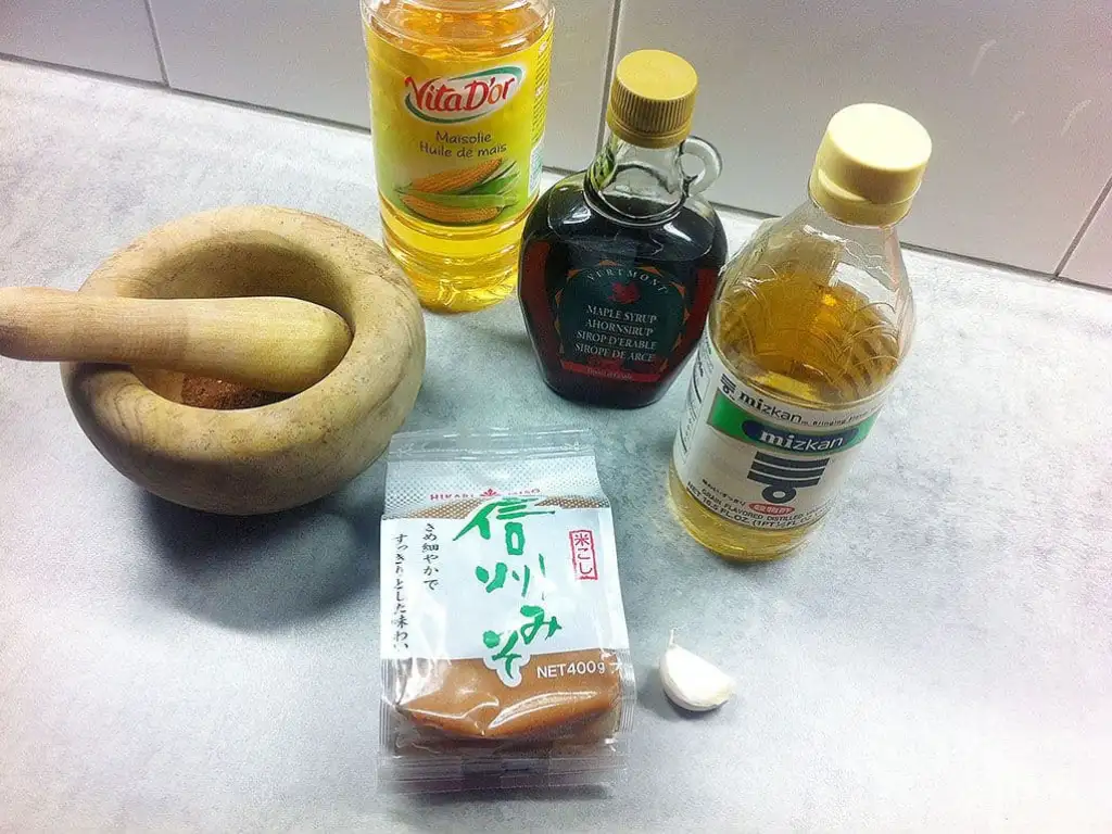 Zelfgemaakte hoisinsaus ingrediënten