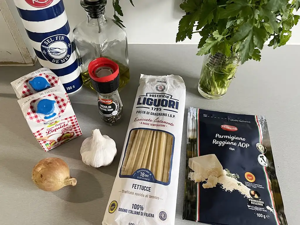 Pasta met knoflookroomsaus ingrediënten