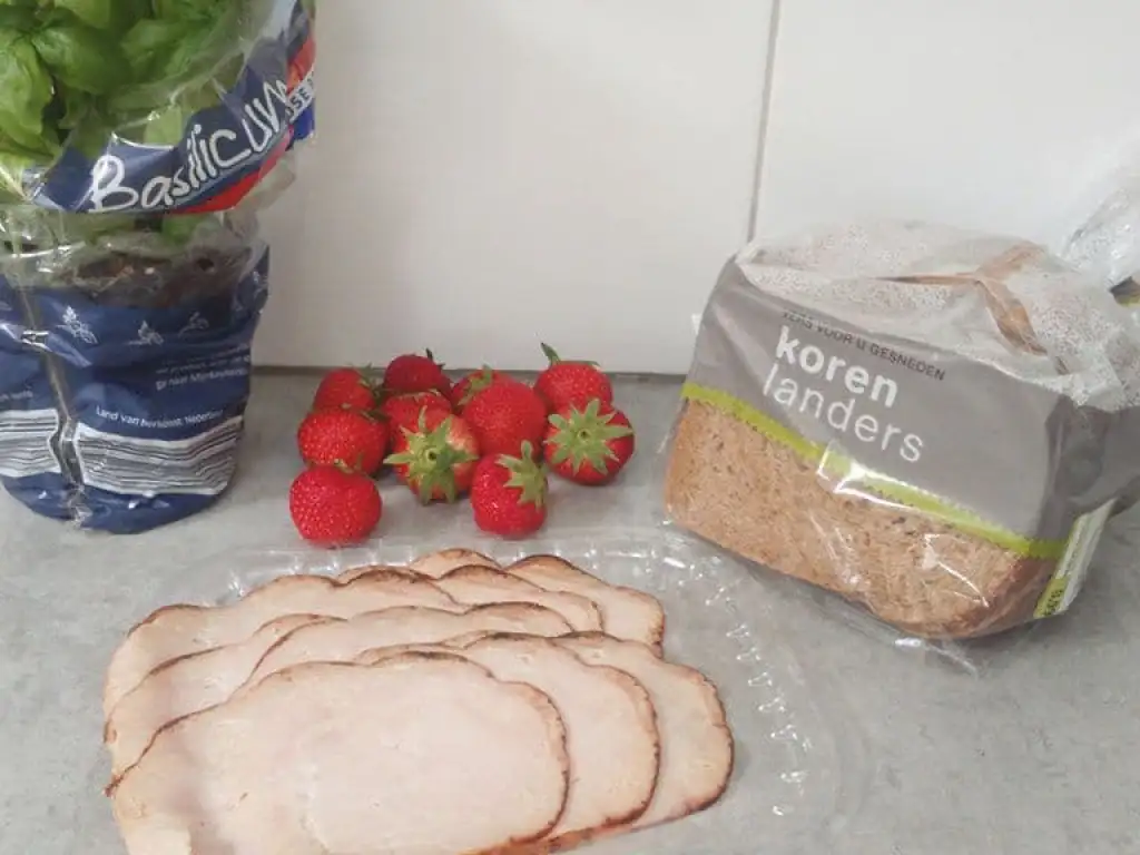 Broodje met kip en aardbeien ingrediënten