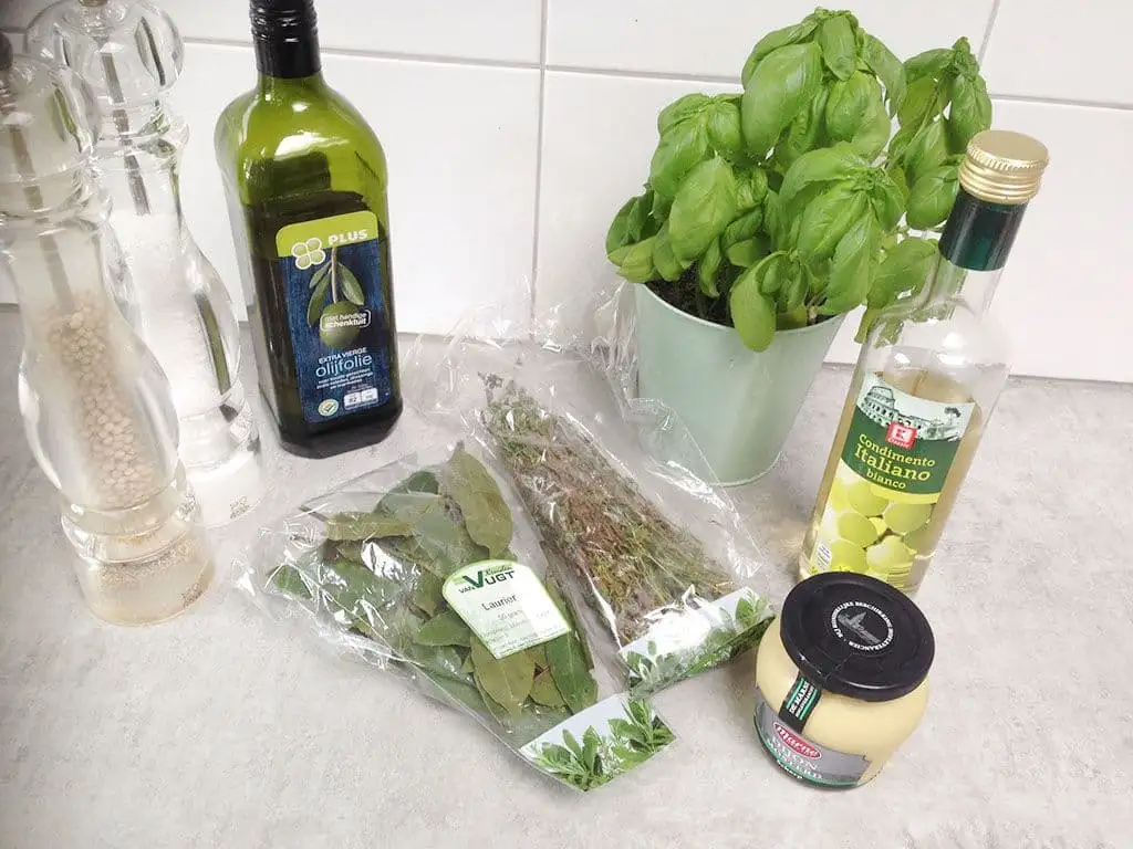 Kruidige en makkelijke sladressing ingrediënten
