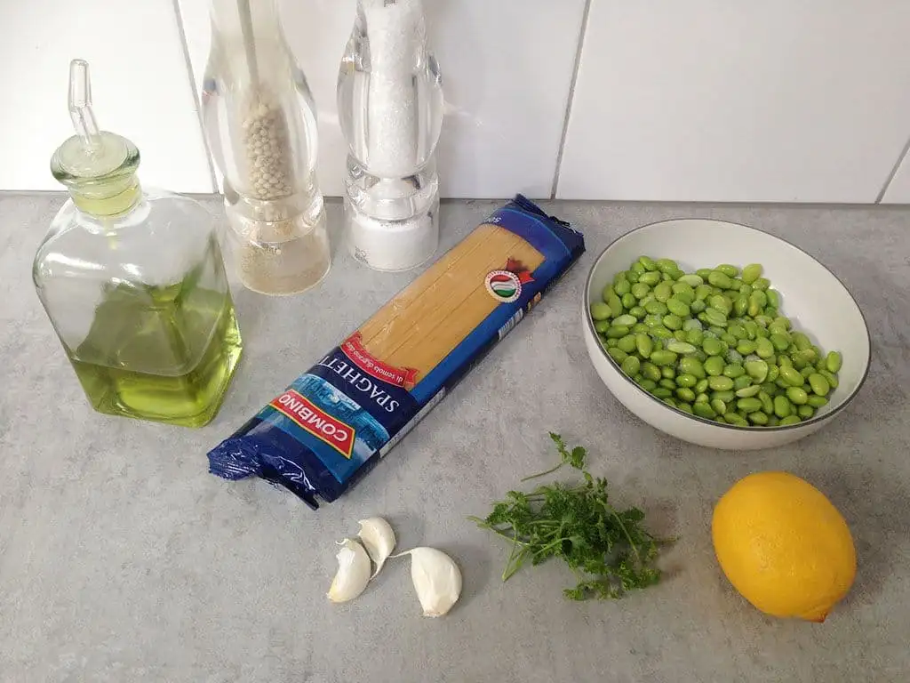 Spaghetti met edamame en knoflook ingrediënten