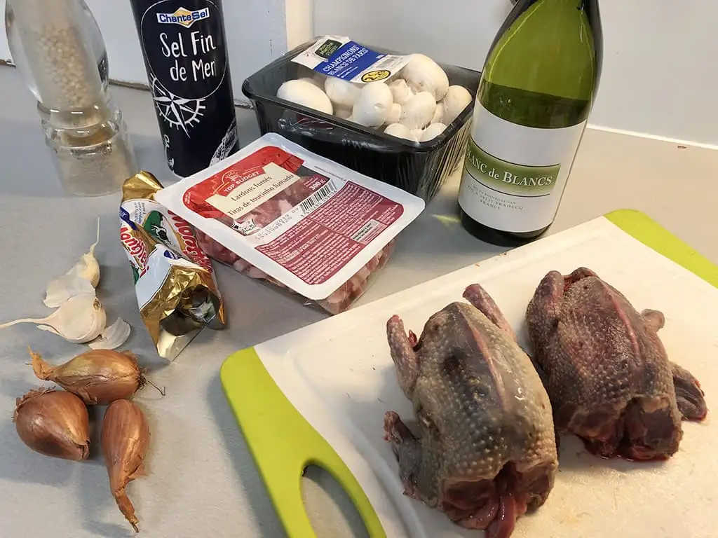 Duif met witte wijn-champignonsaus ingrediënten