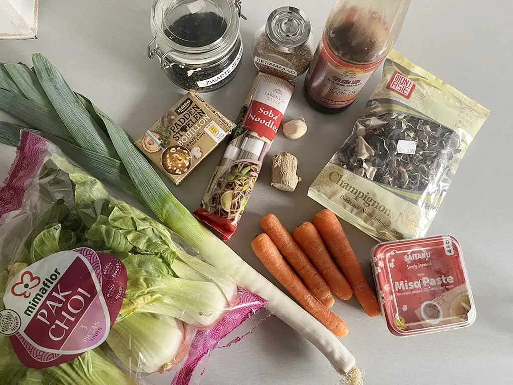 Misosoep met noedels en groenten ingrediënten