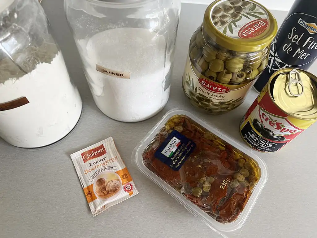 Olijvenbrood met zongedroogde tomaten ingrediënten