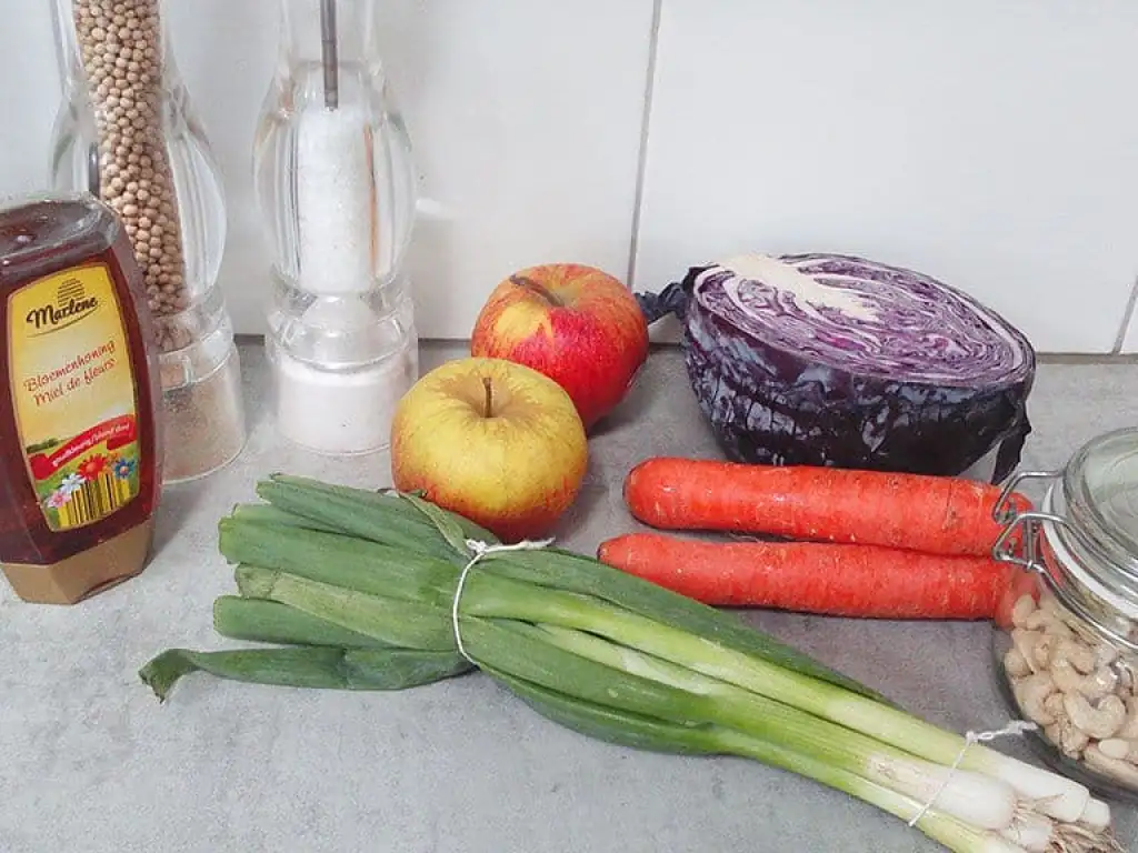 Salade met rode kool en wortel ingrediënten