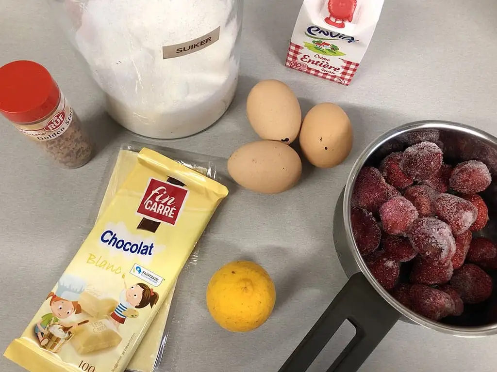 Witte chocolademousse met rood fruit ingrediënten