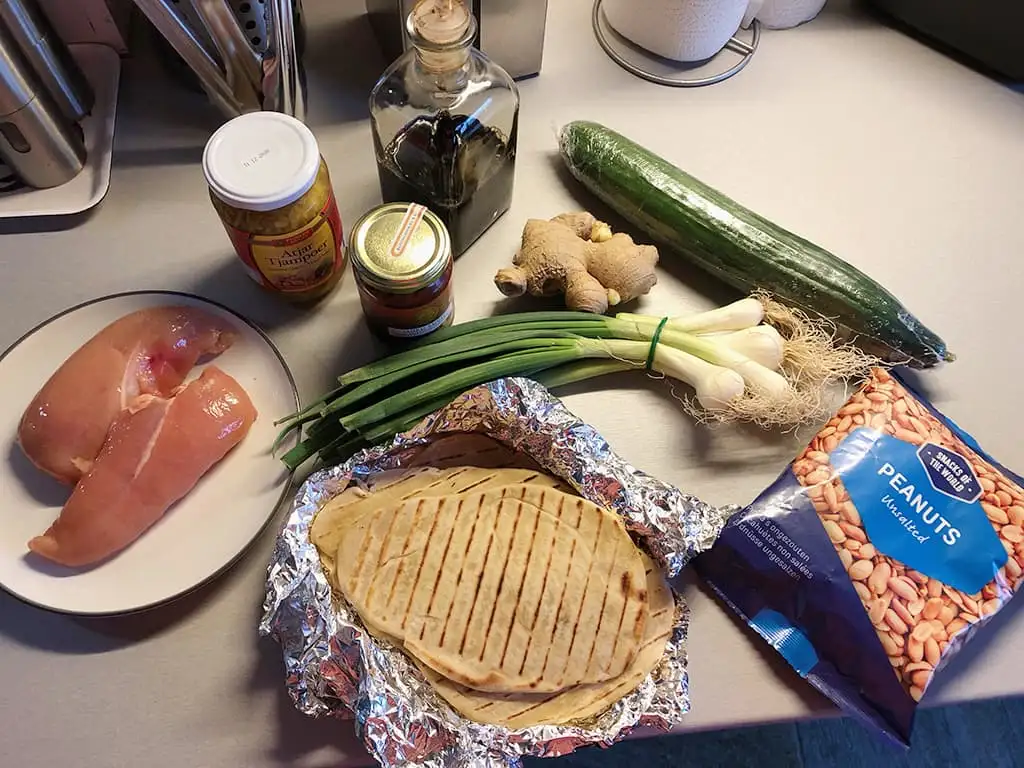 Naan met kip, atjar en pinda's ingrediënten