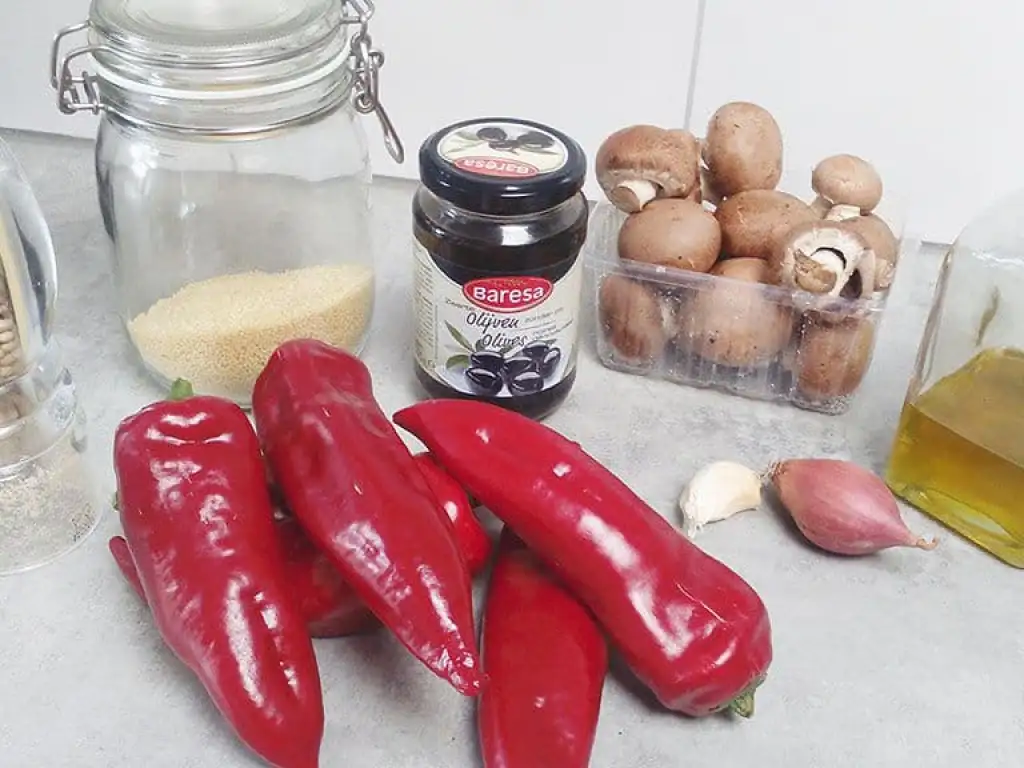 Gevulde puntpaprika's met couscous en zwarte olijven ingrediënten