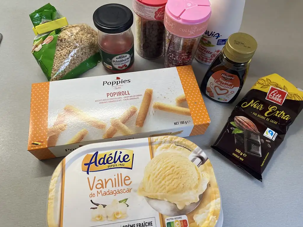 Sundae ijs met chocolade ingrediënten