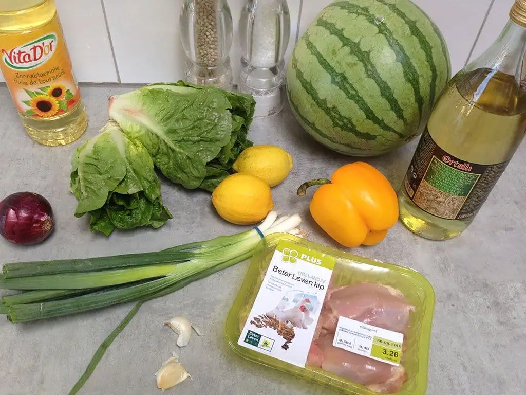 Salade met gemarineerde kippendijen en watermeloen ingrediënten