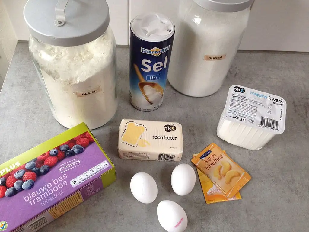 Valentijnstaart met rood fruit ingrediënten