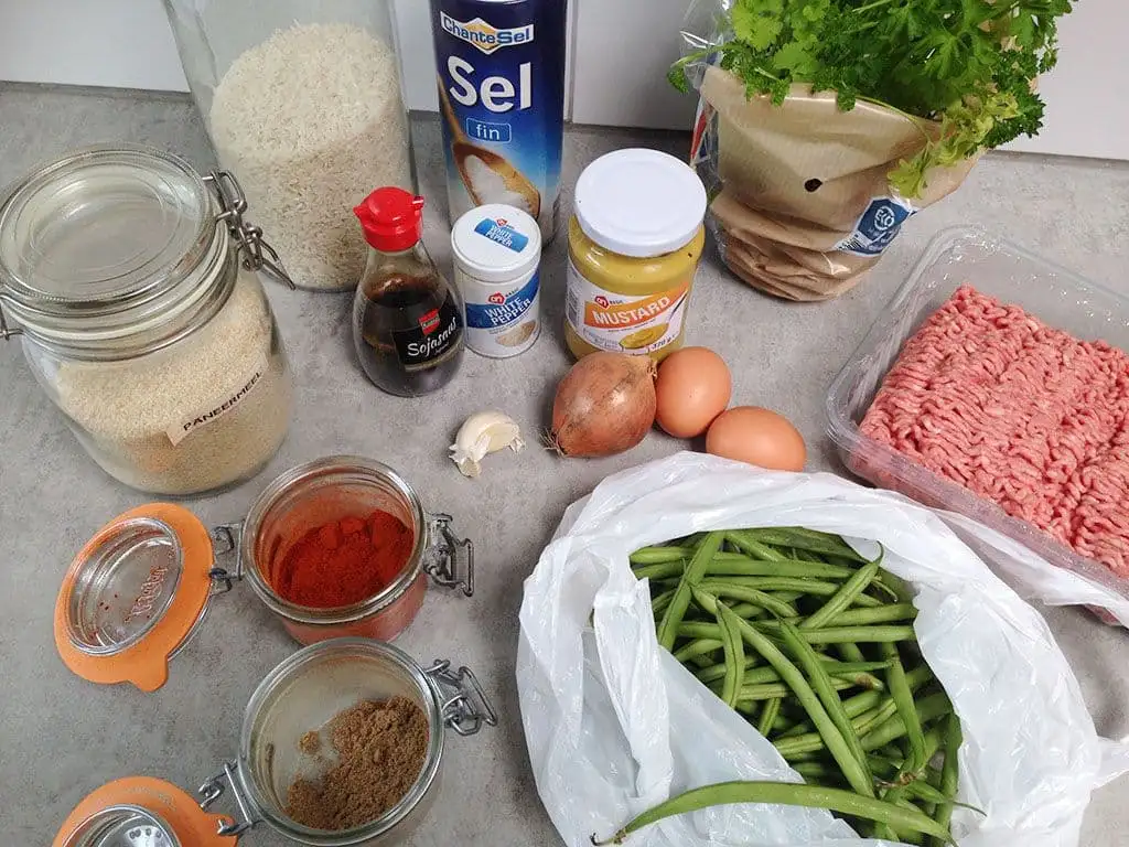 Kruidige gehaktballetjes met boontjes en rijst ingrediënten