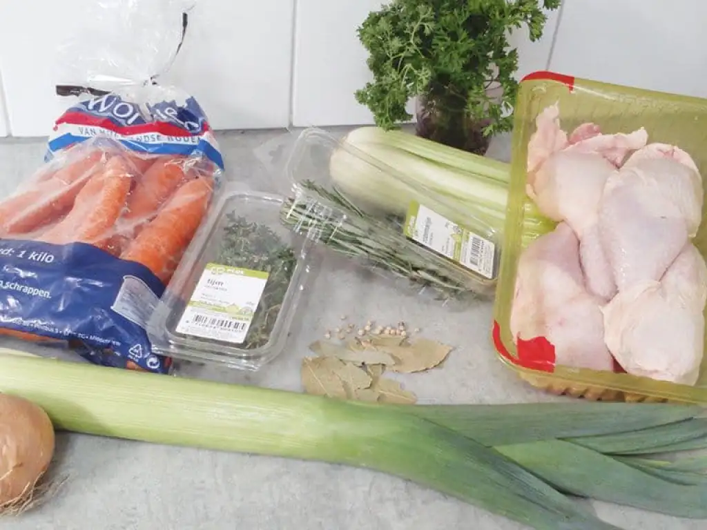 Zelf kippenbouillon maken ingrediënten