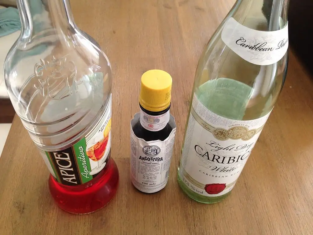 Rum en bitters cocktail ingrediënten
