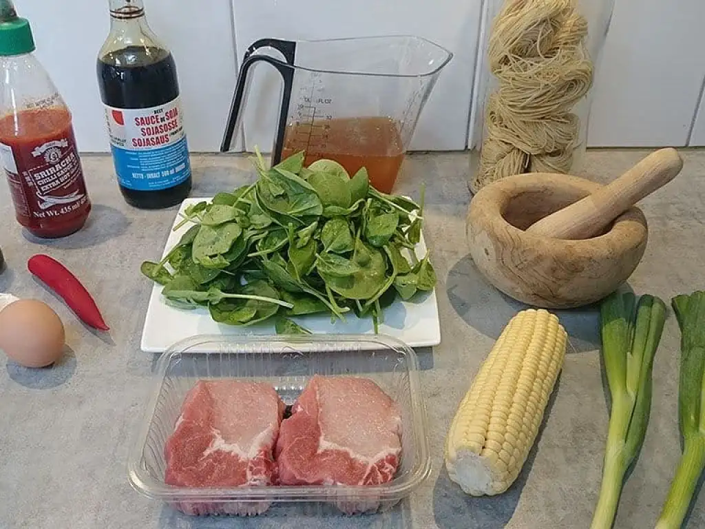 Noedelsoep met varkensvlees ingrediënten