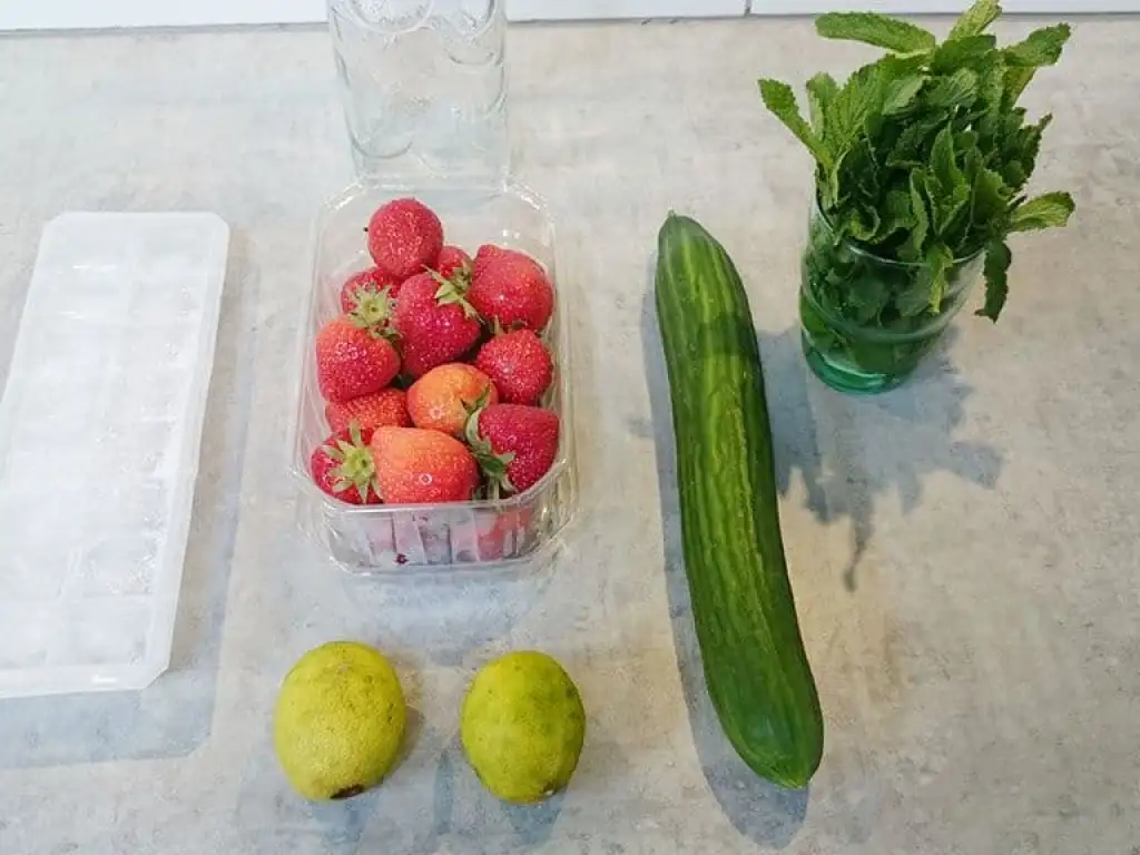 Aardbei, limoen, komkommer en munt water ingrediënten