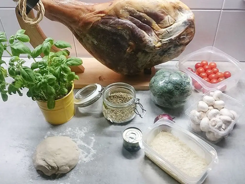 Serranoham, broccoli en basilicum pizza ingrediënten