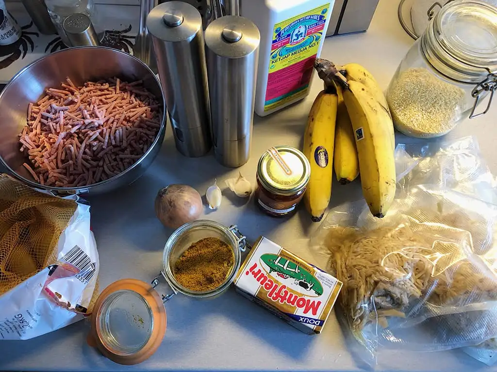 Kruidige zuurkoolschotel met banaan ingrediënten
