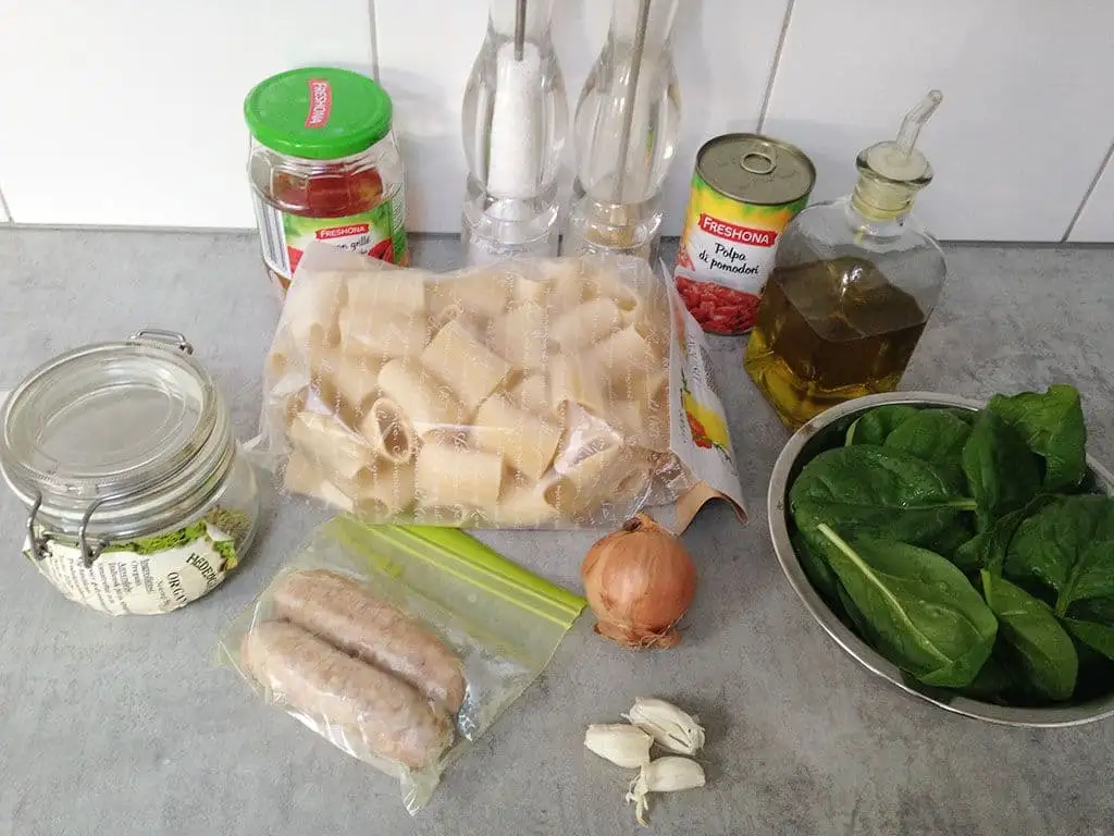 Pasta met saucijs, tomaten en spinazie ingrediënten